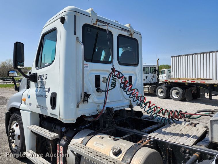 image for item KT9858 2012 Freightliner Cascadia  semi truck