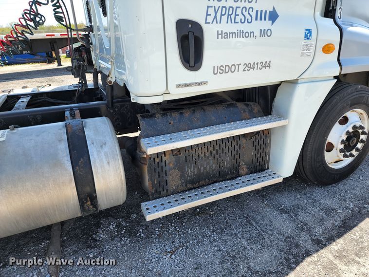 image for item KT9858 2012 Freightliner Cascadia  semi truck