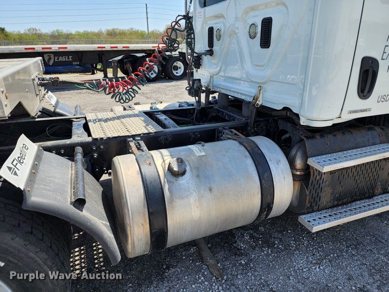 image for item KT9858 2012 Freightliner Cascadia  semi truck