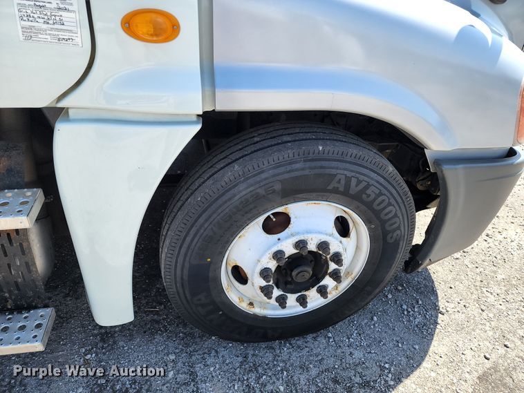 image for item KT9858 2012 Freightliner Cascadia  semi truck