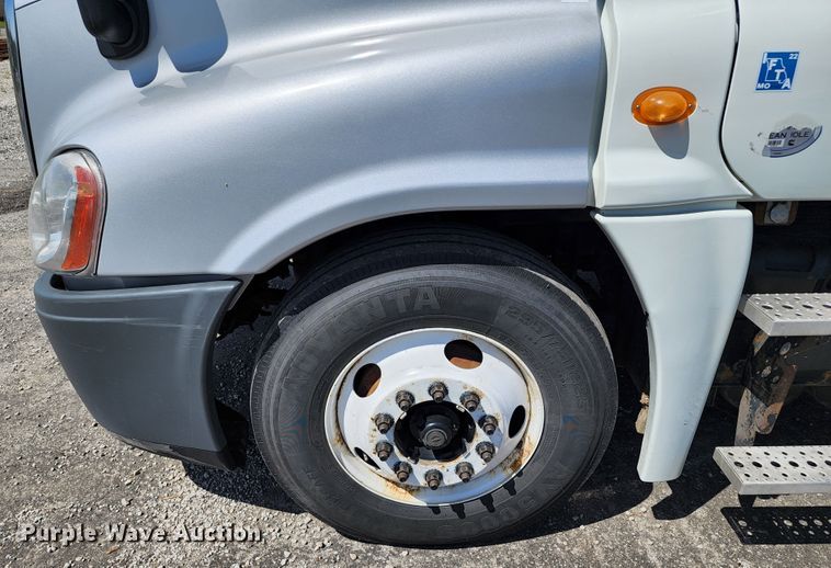 image for item KT9858 2012 Freightliner Cascadia  semi truck