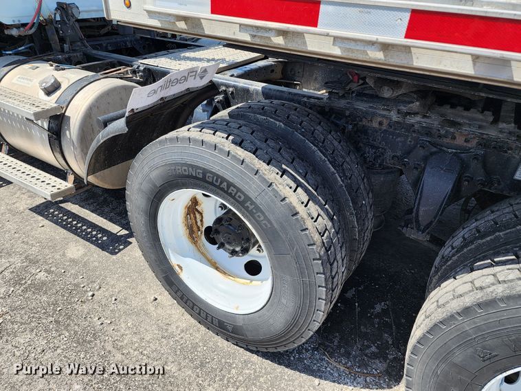 image for item KT9858 2012 Freightliner Cascadia  semi truck