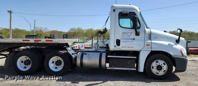 image for item KT9859 2012 Freightliner Cascadia  semi truck
