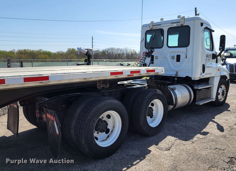 image for item KT9859 2012 Freightliner Cascadia  semi truck