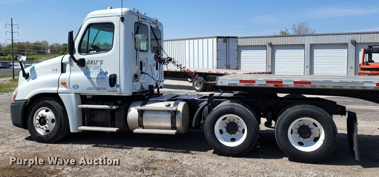 image for item KT9859 2012 Freightliner Cascadia  semi truck