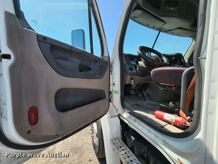 image for item KT9859 2012 Freightliner Cascadia  semi truck