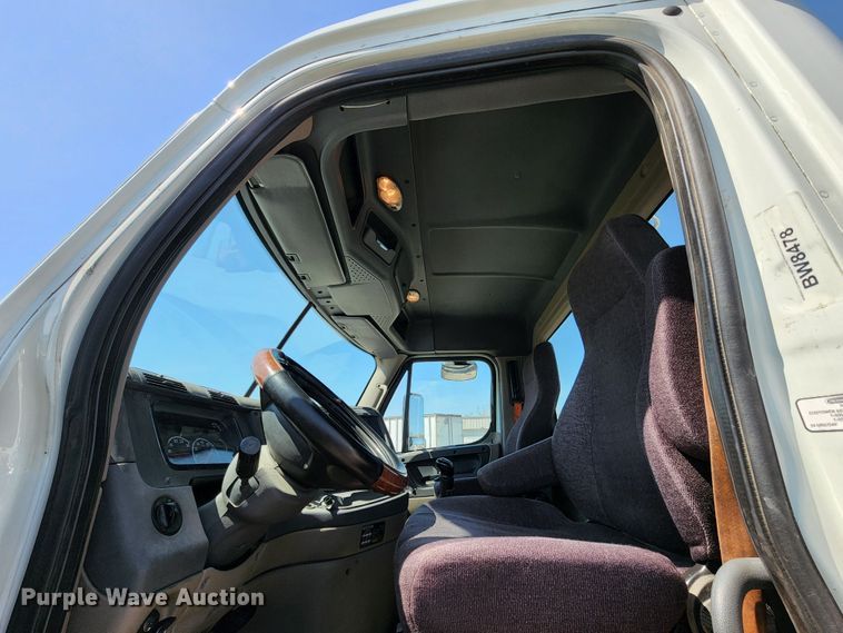 image for item KT9859 2012 Freightliner Cascadia  semi truck