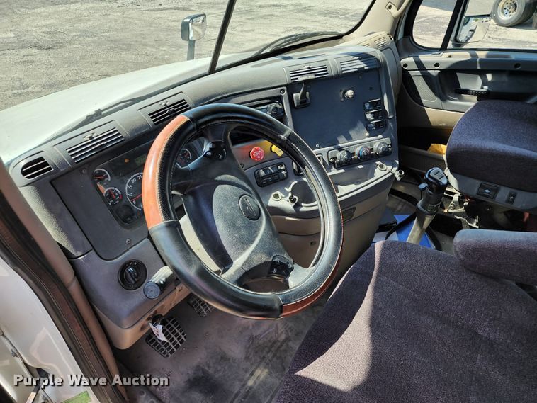 image for item KT9859 2012 Freightliner Cascadia  semi truck