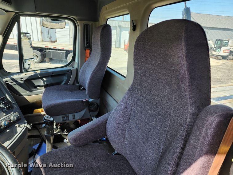 image for item KT9859 2012 Freightliner Cascadia  semi truck