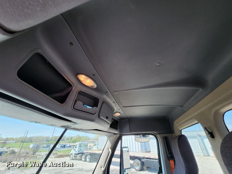 image for item KT9859 2012 Freightliner Cascadia  semi truck