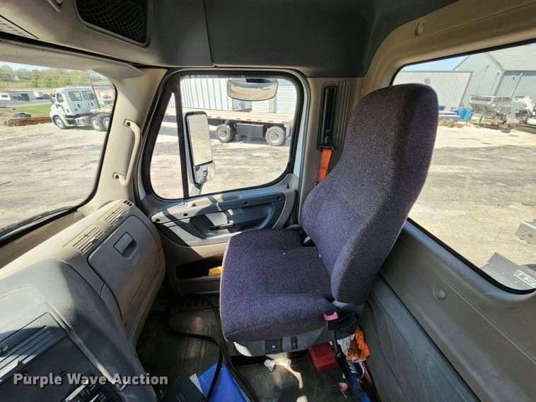 image for item KT9859 2012 Freightliner Cascadia  semi truck