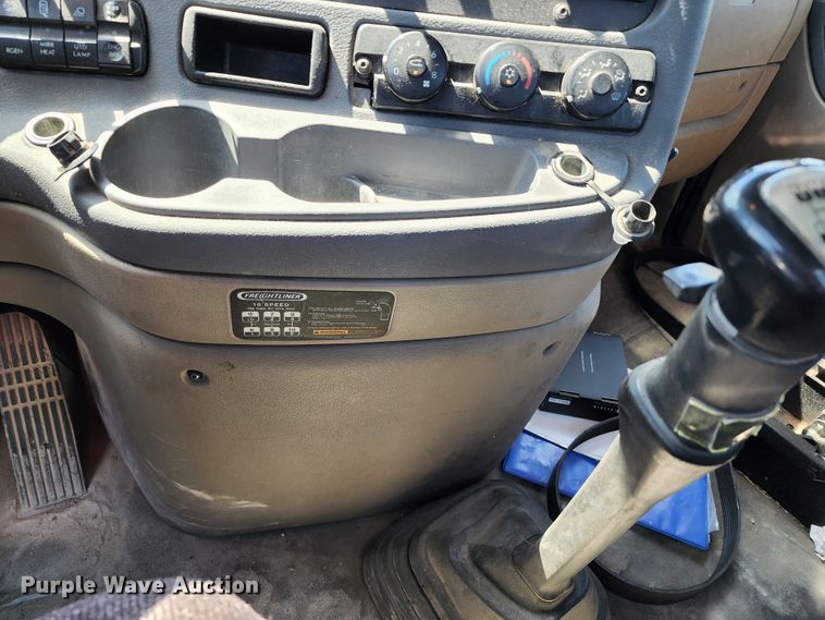 image for item KT9859 2012 Freightliner Cascadia  semi truck