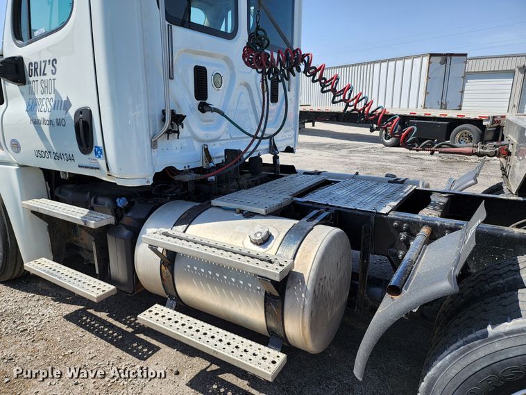 image for item KT9859 2012 Freightliner Cascadia  semi truck