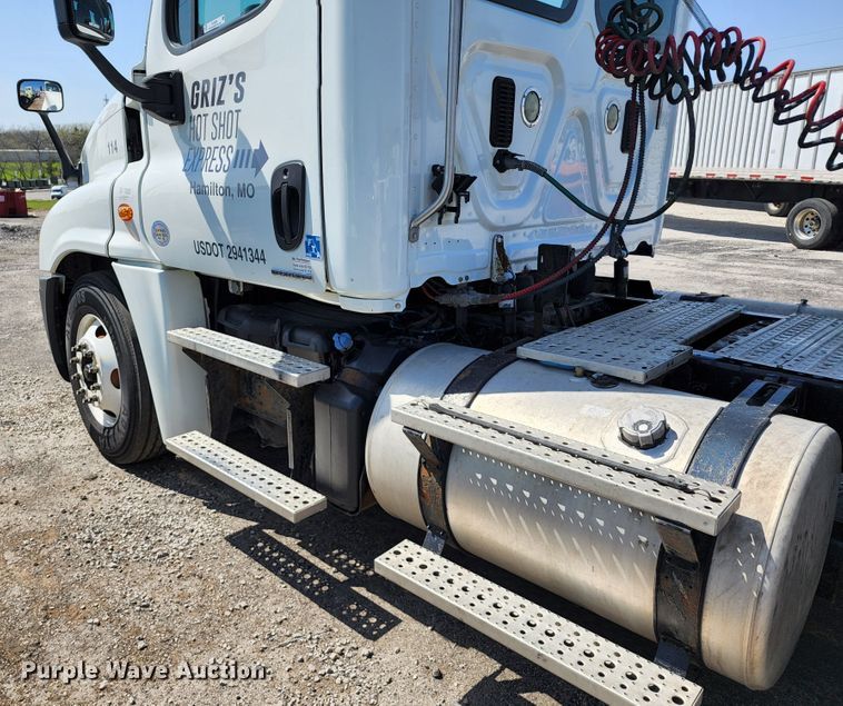 image for item KT9859 2012 Freightliner Cascadia  semi truck