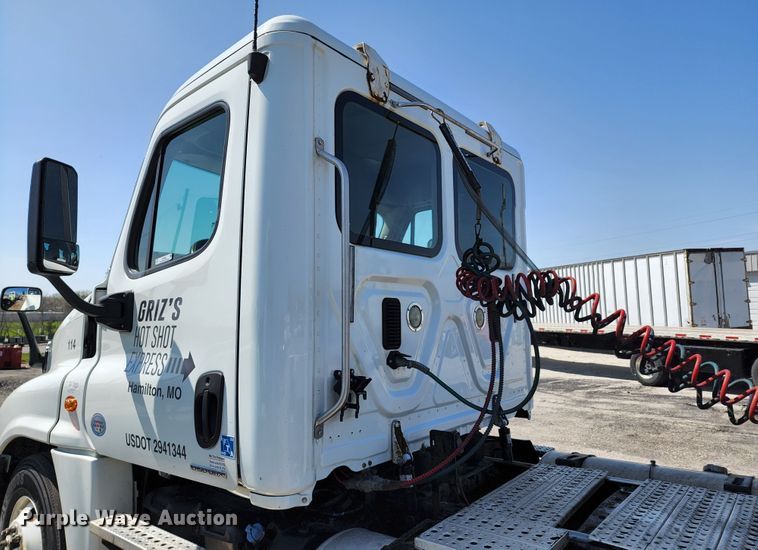 image for item KT9859 2012 Freightliner Cascadia  semi truck