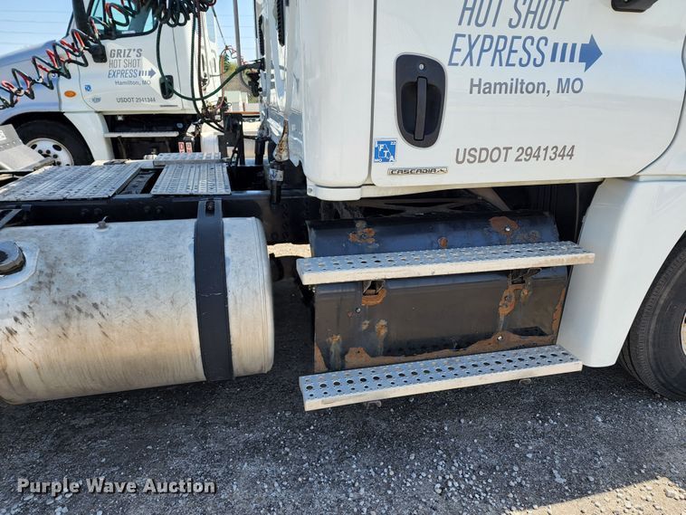 image for item KT9859 2012 Freightliner Cascadia  semi truck