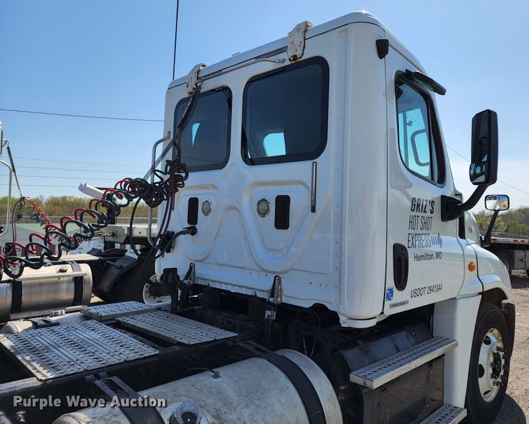 image for item KT9859 2012 Freightliner Cascadia  semi truck