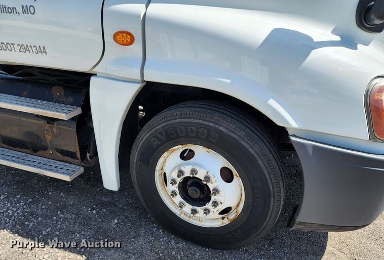 image for item KT9859 2012 Freightliner Cascadia  semi truck