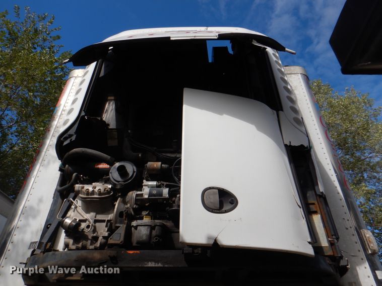 image for item KX9214 2003 Utility 3000R  refrigerated van trailer