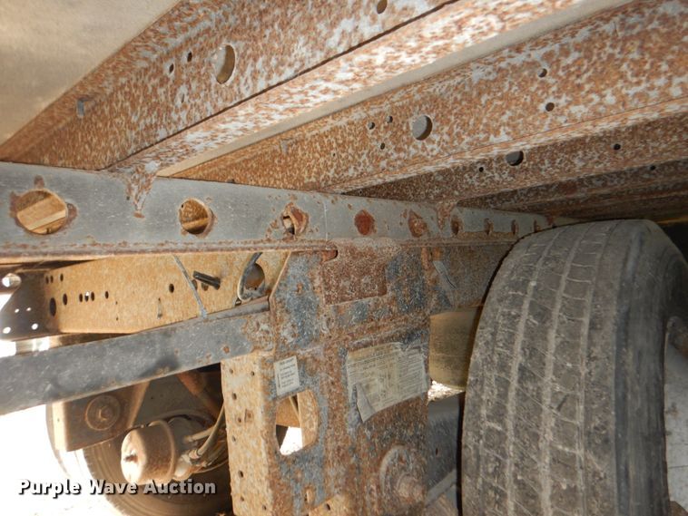 image for item KX9215 2004 Utility 3000R  refrigerated van trailer