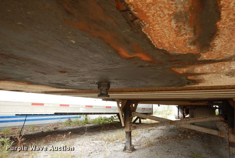 image for item KX9215 2004 Utility 3000R  refrigerated van trailer