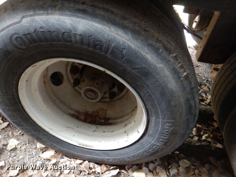 image for item KX9215 2004 Utility 3000R  refrigerated van trailer