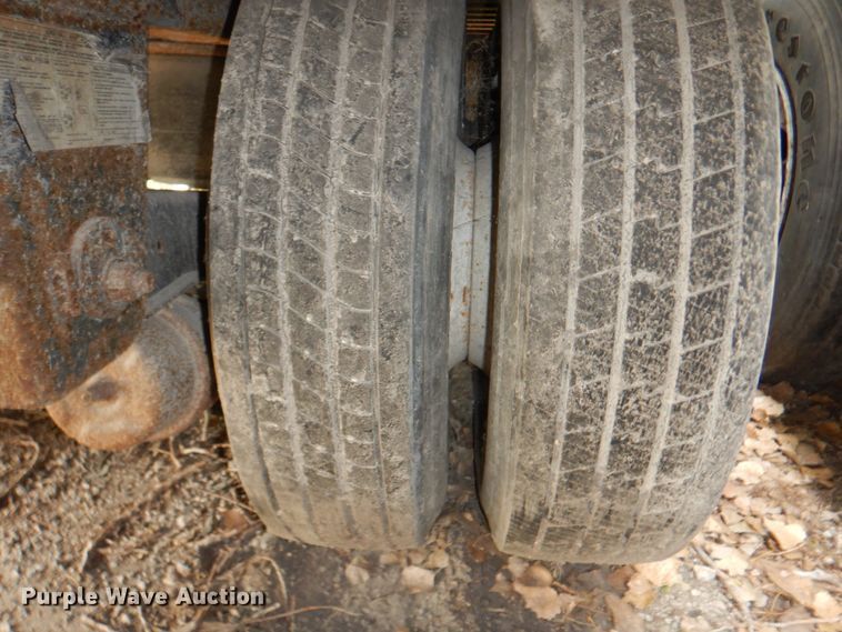 image for item KX9215 2004 Utility 3000R  refrigerated van trailer