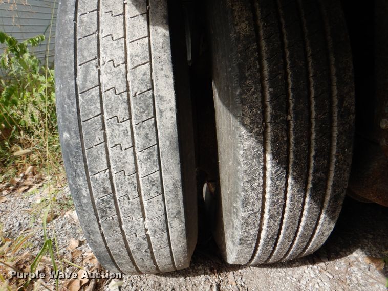 image for item KX9215 2004 Utility 3000R  refrigerated van trailer