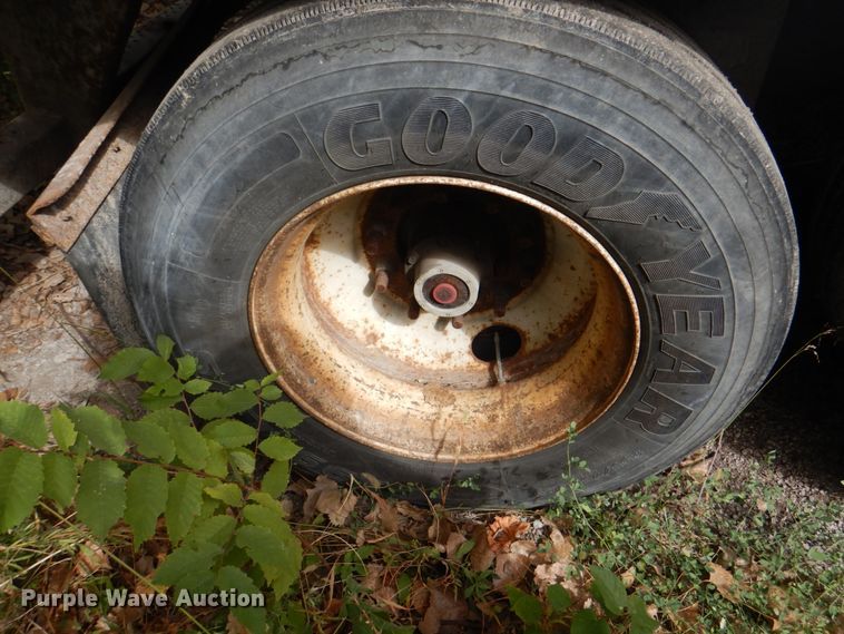 image for item KX9215 2004 Utility 3000R  refrigerated van trailer