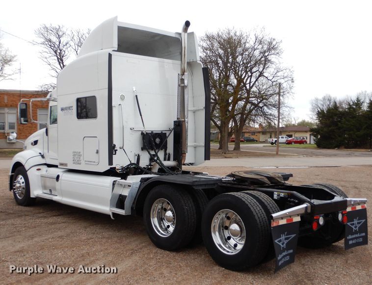 image for item LS9144 2014 Peterbilt 386  semi truck