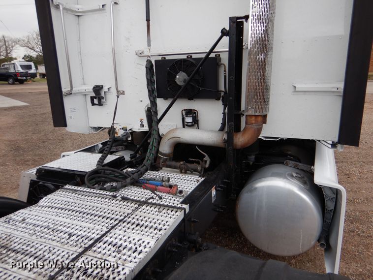 image for item LS9144 2014 Peterbilt 386  semi truck