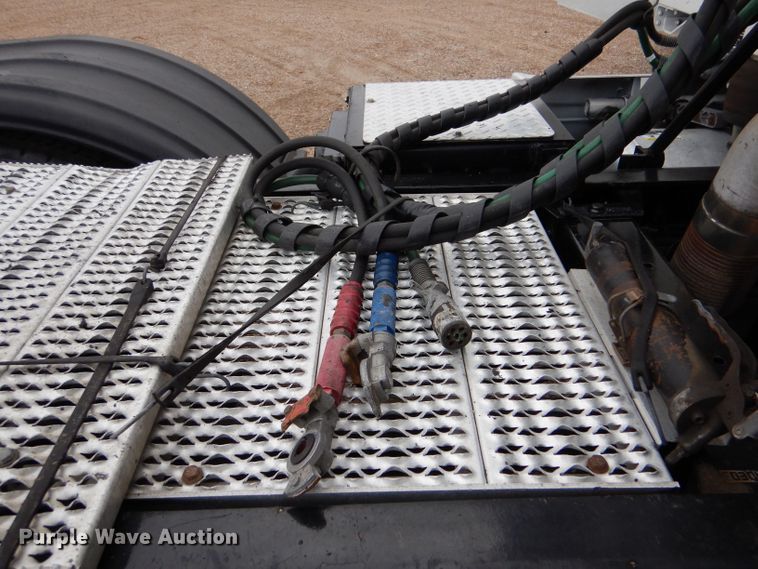 image for item LS9144 2014 Peterbilt 386  semi truck