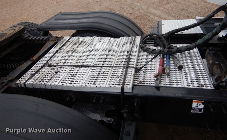 image for item LS9144 2014 Peterbilt 386  semi truck