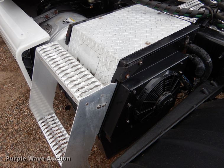 image for item LS9144 2014 Peterbilt 386  semi truck