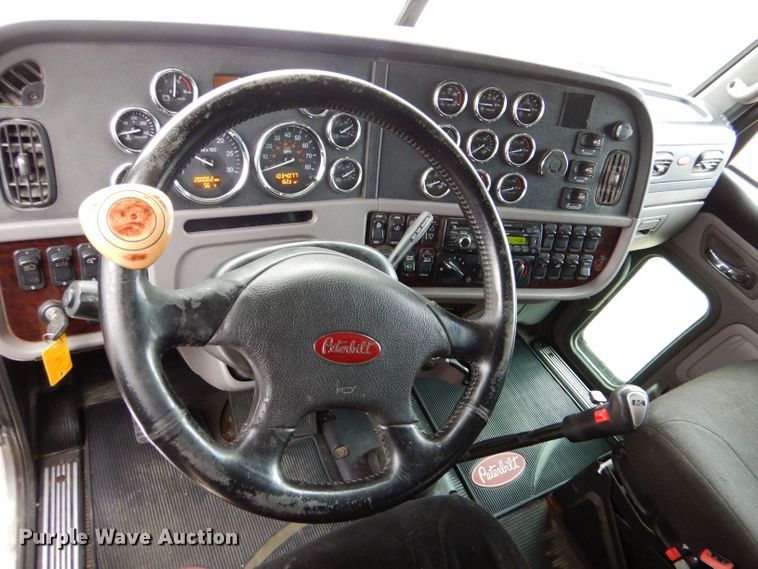 image for item LS9144 2014 Peterbilt 386  semi truck