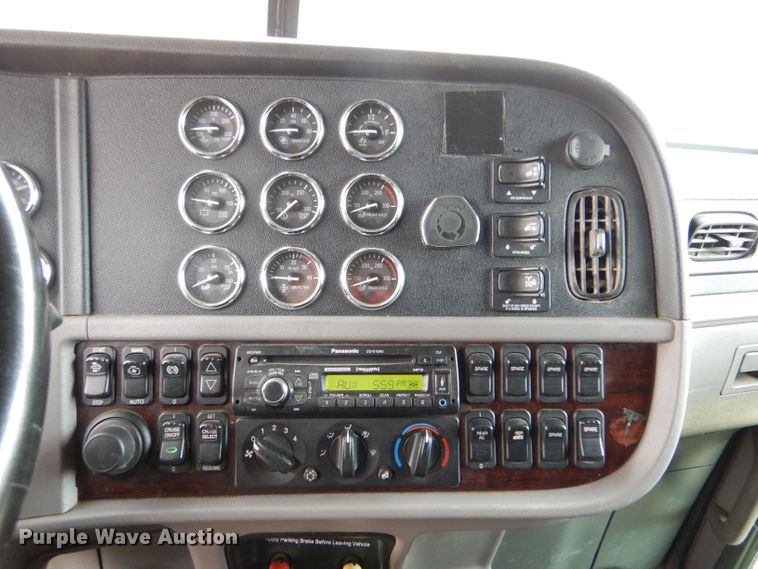 image for item LS9144 2014 Peterbilt 386  semi truck