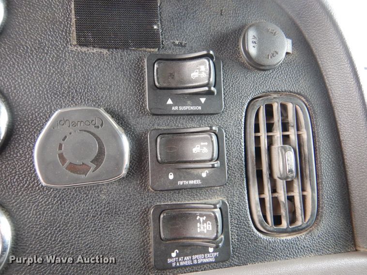 image for item LS9144 2014 Peterbilt 386  semi truck