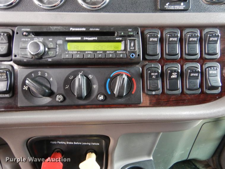 image for item LS9144 2014 Peterbilt 386  semi truck