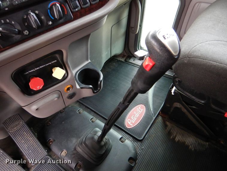 image for item LS9144 2014 Peterbilt 386  semi truck