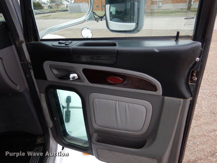 image for item LS9144 2014 Peterbilt 386  semi truck