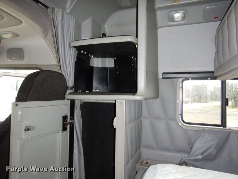 image for item LS9144 2014 Peterbilt 386  semi truck