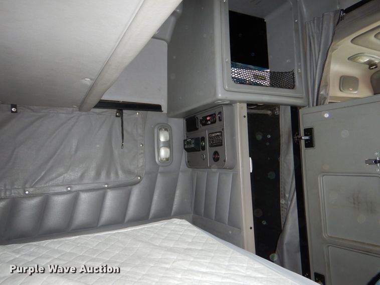 image for item LS9144 2014 Peterbilt 386  semi truck