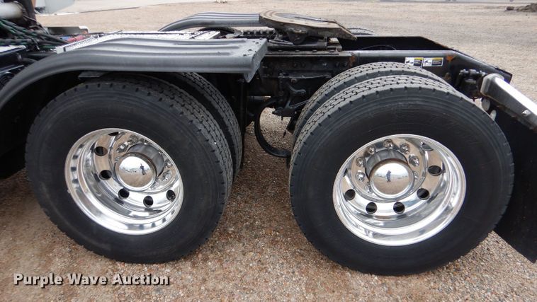 image for item LS9144 2014 Peterbilt 386  semi truck