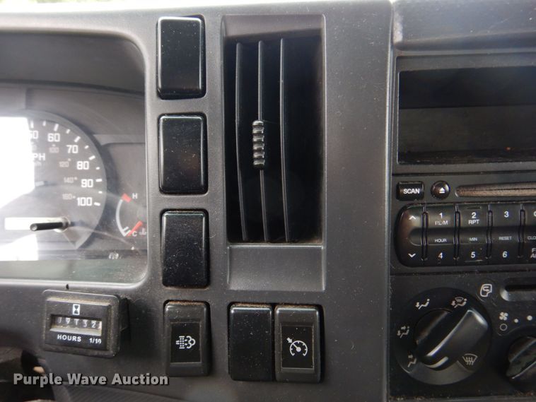 image for item DM7324 2010 Isuzu NRR  refrigerated delivery truck