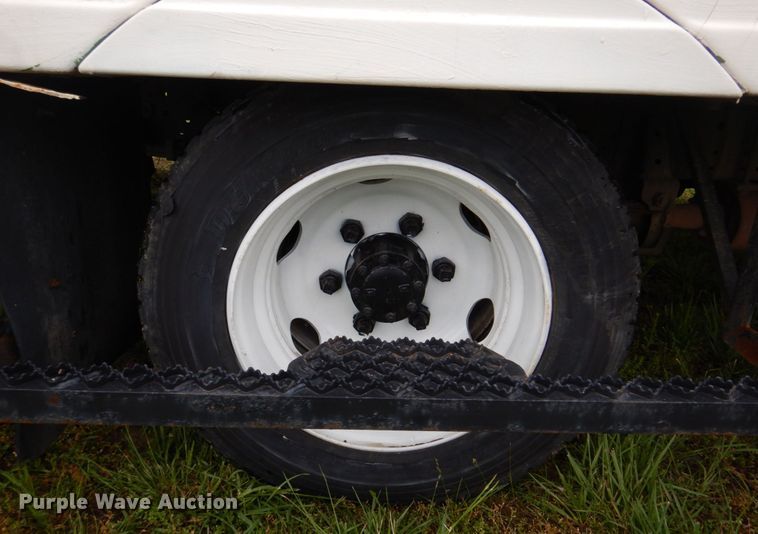 image for item DM7324 2010 Isuzu NRR  refrigerated delivery truck