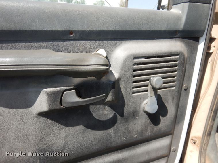 image for item DN1500 1993 Ford E350  shuttle bus