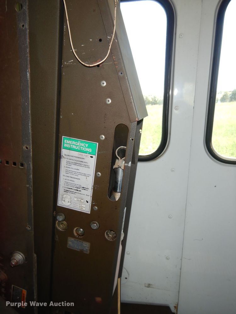 image for item DN1500 1993 Ford E350  shuttle bus