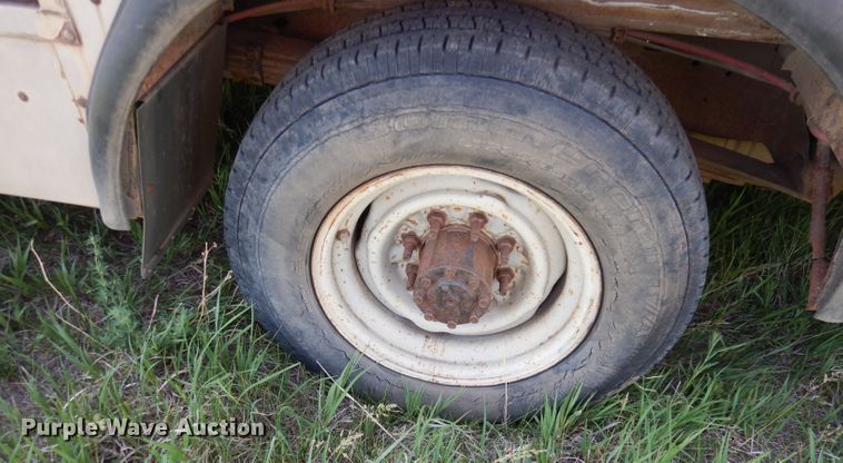 image for item DN1500 1993 Ford E350  shuttle bus