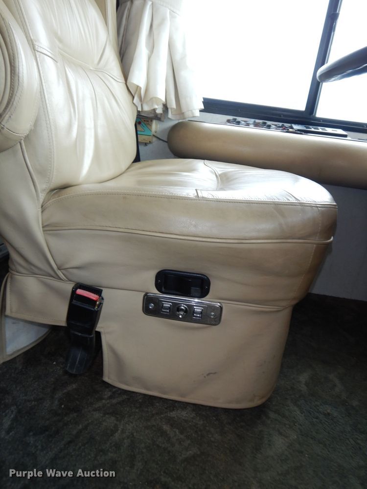 image for item DN1514 2000 Freightliner Fleetwood Discovery  RV