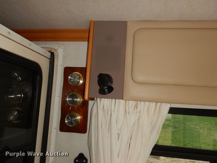 image for item DN1514 2000 Freightliner Fleetwood Discovery  RV